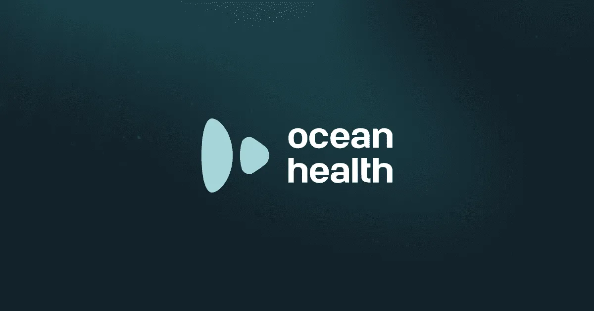 Logotipo da Ocean Health em branco e azul-claro sobre fundo azul-petróleo escuro.