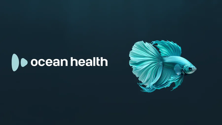 Logotipo horizontal da Ocean Health ao lado de um peixe betta turquesa sobre fundo azul-petróleo escuro.