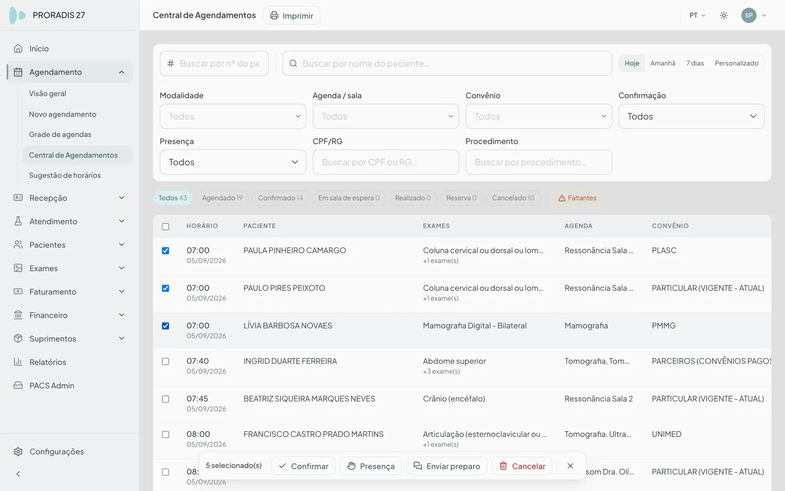 Central de Agendamentos do PRORADIS 27 com filtros por modalidade, agenda, convênio e presença, chips de status e cinco agendamentos selecionados com a barra de ações em lote